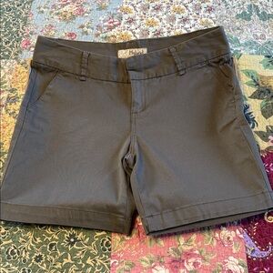 Hybrid & Company offers casual shots in a green khaki.